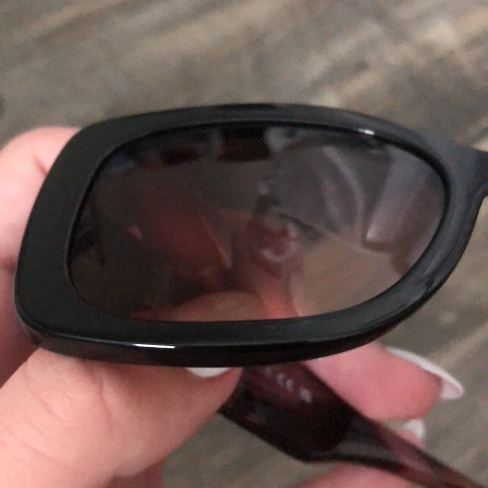 Prada sunglasses comes with a case not a Prada case - Picture 5 of 7